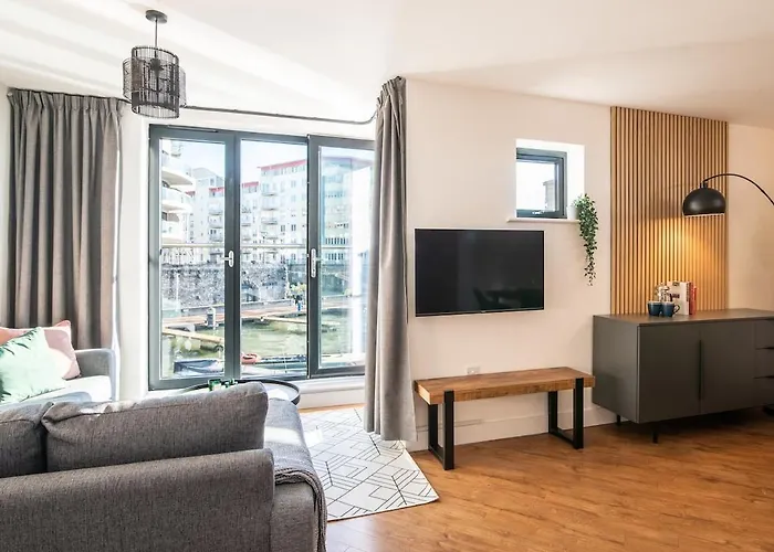 Boat House - Luxe With River View - Next To Harbour & Cafes *