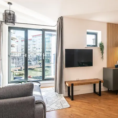 Boat House - Luxe With River View - Next To Harbour & Cafes *