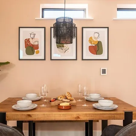 Boat House - Luxe With River View - Next To Harbour & Cafes *