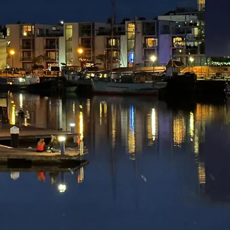 Boat House - Luxe With River View - Next To Harbour & Cafes