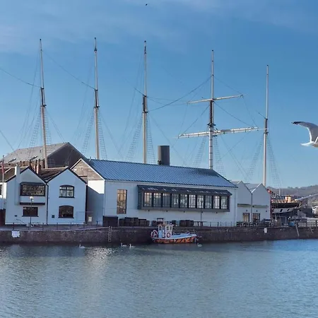 Апартаменты Boat House - Luxe With River View - Next To Harbour & Cafes
