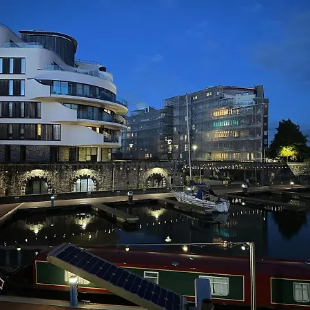 Boat House - Luxe With River View - Next To Harbour & Cafes *