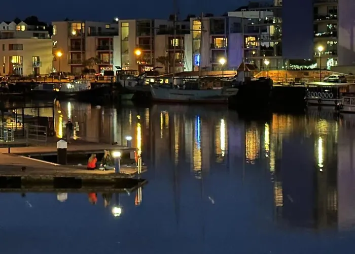 Boat House - Luxe With River View - Next To Harbour & Cafes