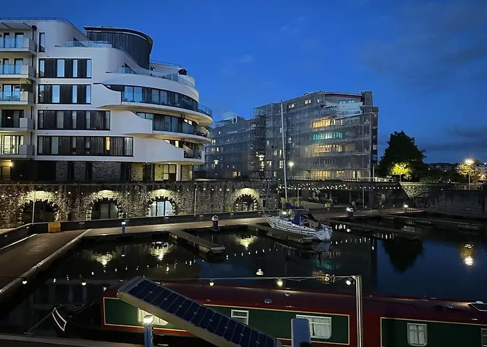 Boat House - Luxe With River View - Next To Harbour & Cafes *