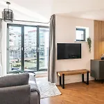 Boat House - Luxe With River View - Next To Harbour & Cafes *