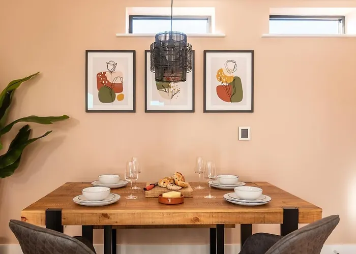 Boat House - Luxe With River View - Next To Harbour & Cafes *